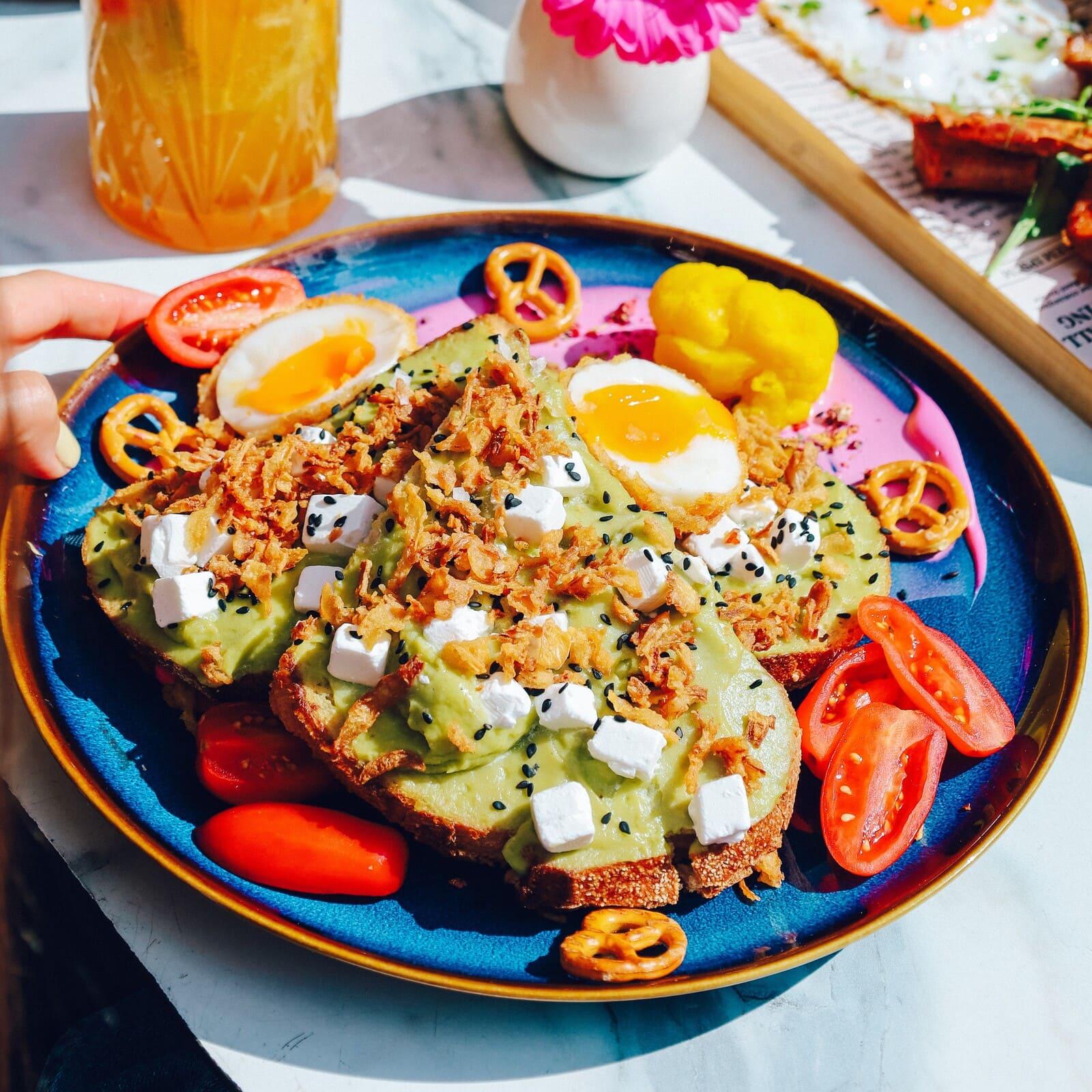Avo Toast avokádókrémmel, lágy tojással és fetával, kovászolt kenyéren