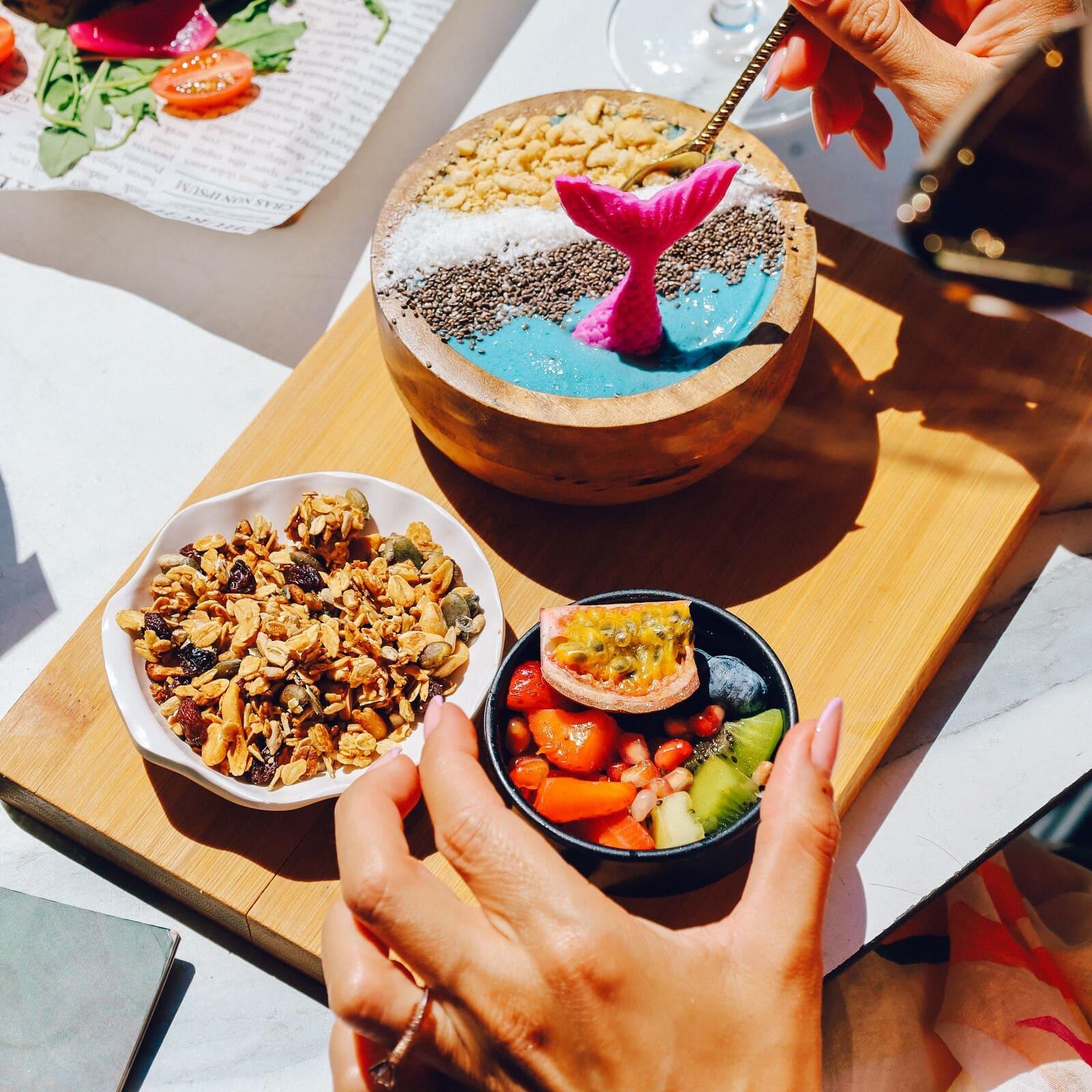 Your own Beach Bowl (VEGAN) kék smoothie tállal, granolával és gyümölccsel