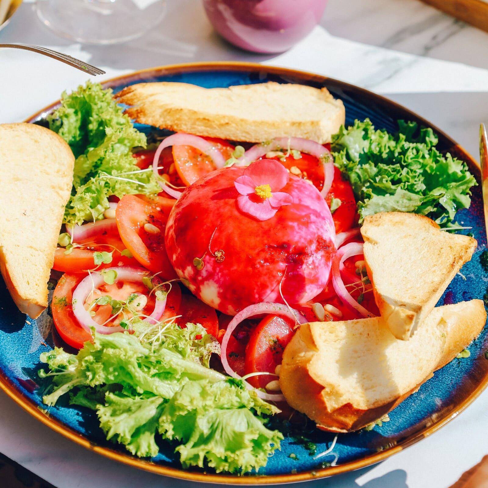 Burrata paradicsommal, lilahagymával és pirítóssal