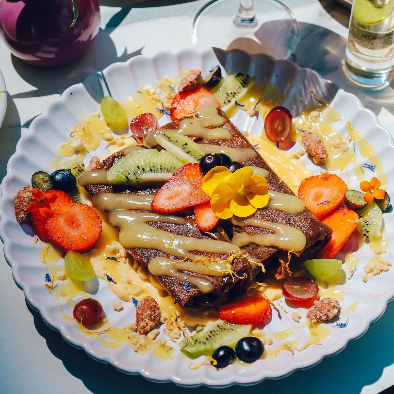 Dreamy-Crepes kakaós palacsintával, kivivel és eperrel