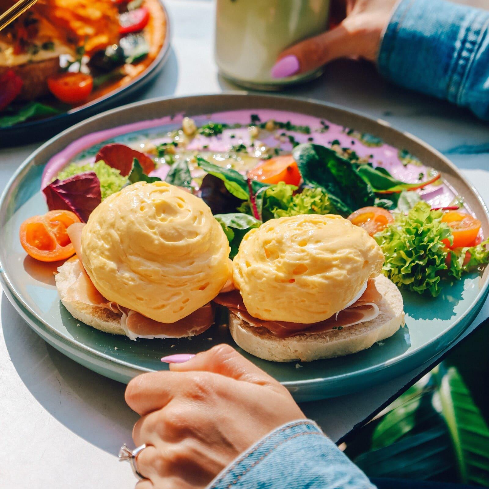 Eggs Benedict buggyantott tojással és hollandi mártással