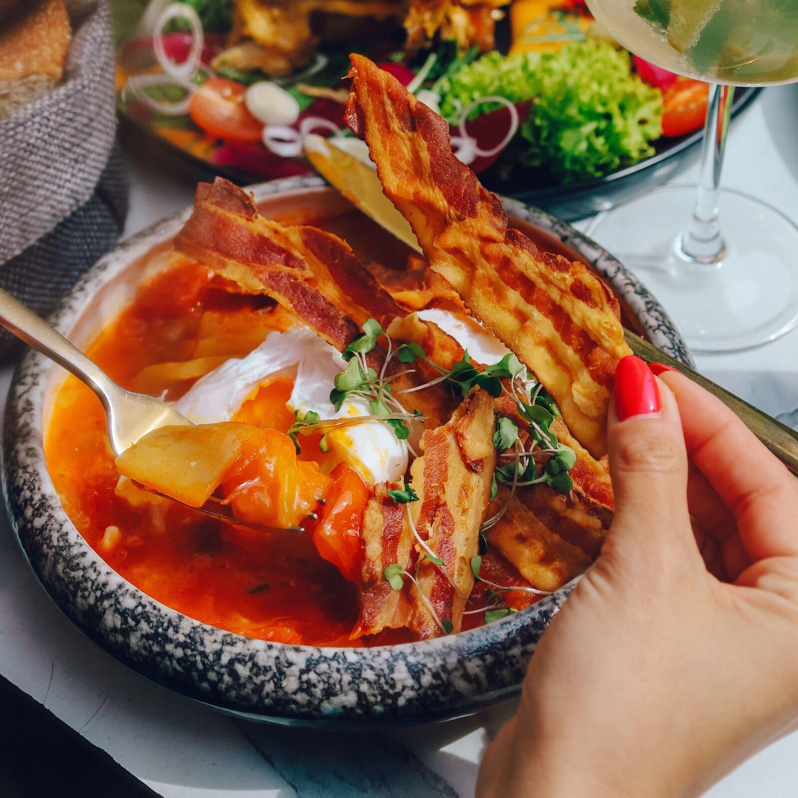 Hungarian “Lecsó” buggyantott tojással és ropogós baconnel