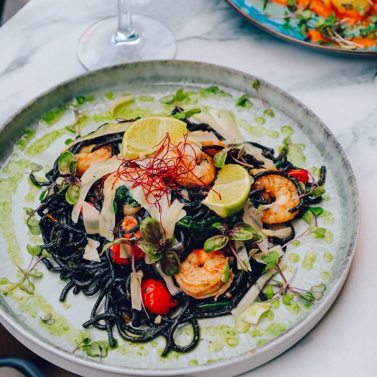 Spaghetti al Nero Di Seppia fekete tésztával és garnélával