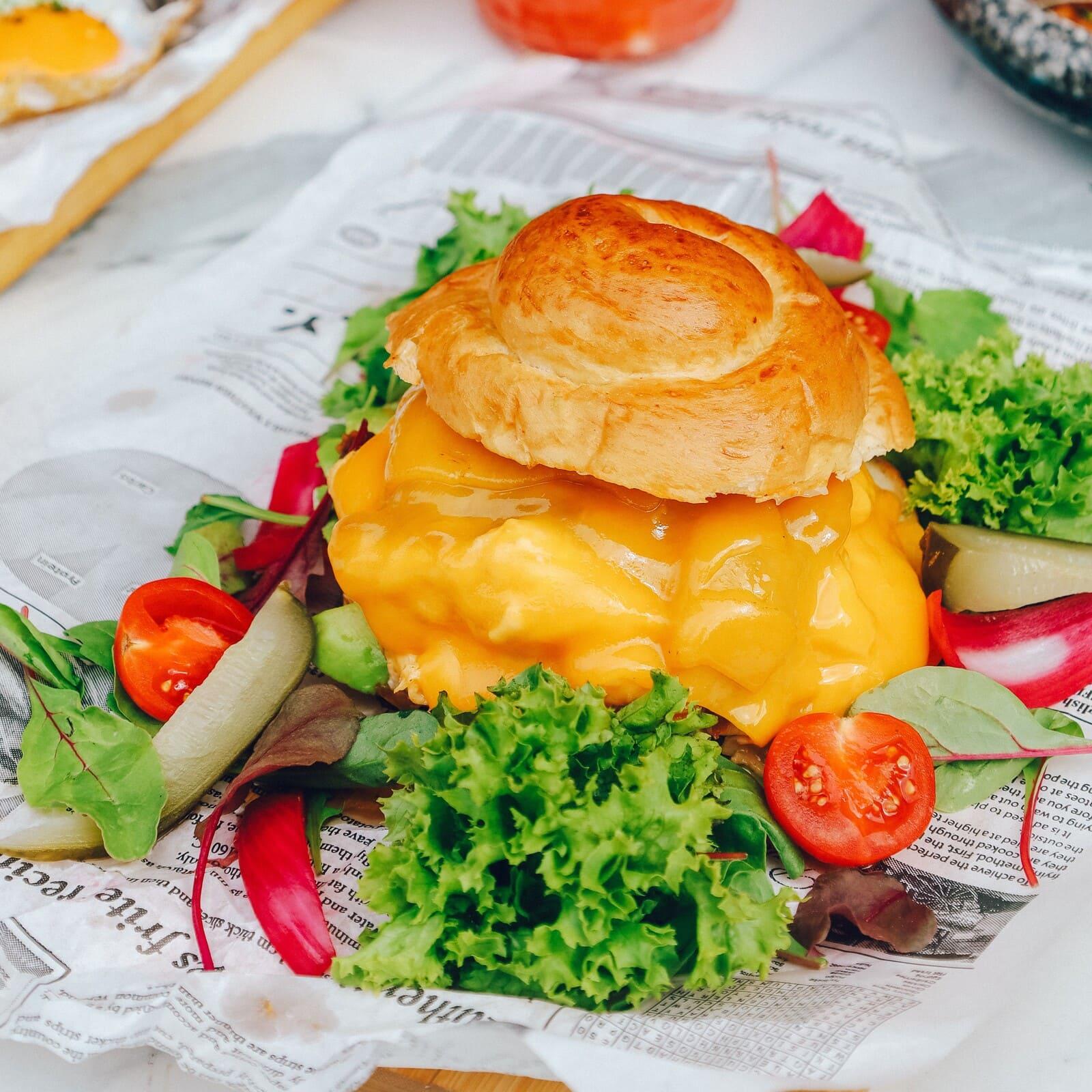 Ultimate Brioche briós bucival, rántottával és olvadt sajttal